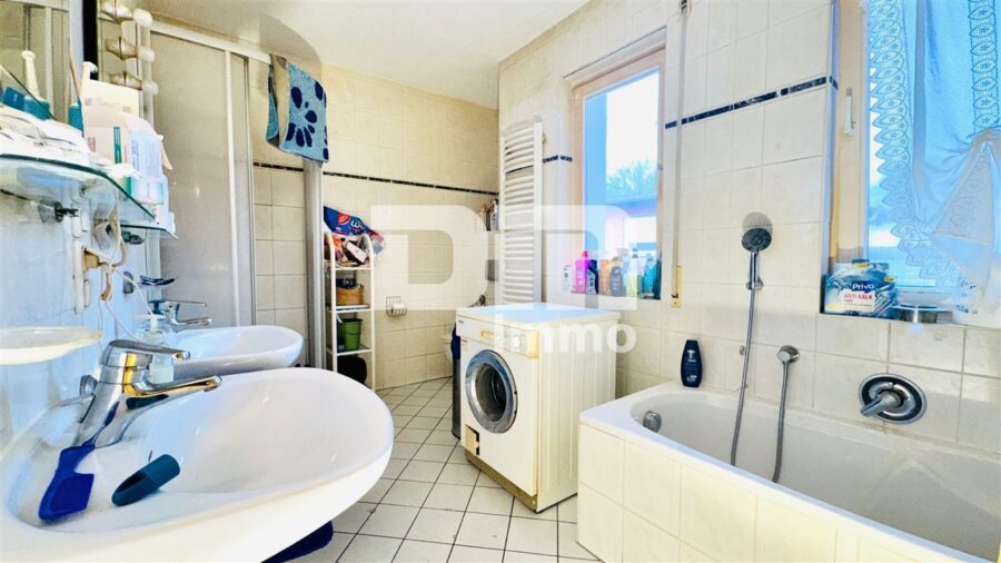 1 - 2 Familienhaus inkl. Anbau BJ 1995 in hervorragender Lage mit Gartenbereich und Nebengebäude - OG / DG Badezimmer - Wanne / Dusche
